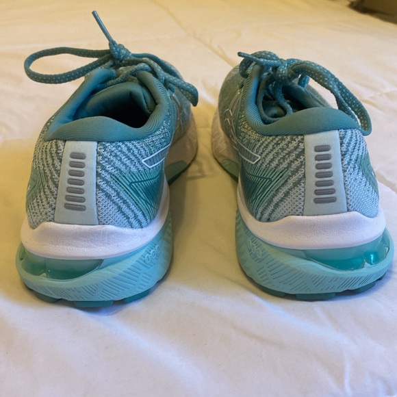 LIKE NEW! ASICS Women's GT-2000 10 2A in Aqua (Sage/White) Sz 7.5 - Picture 2 of 6